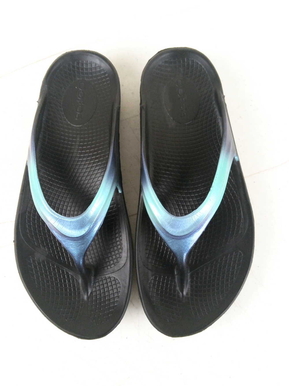 Oofos OOriginal Women's Black Flip Flops with Blue-Green Straps Size 7 Recovery